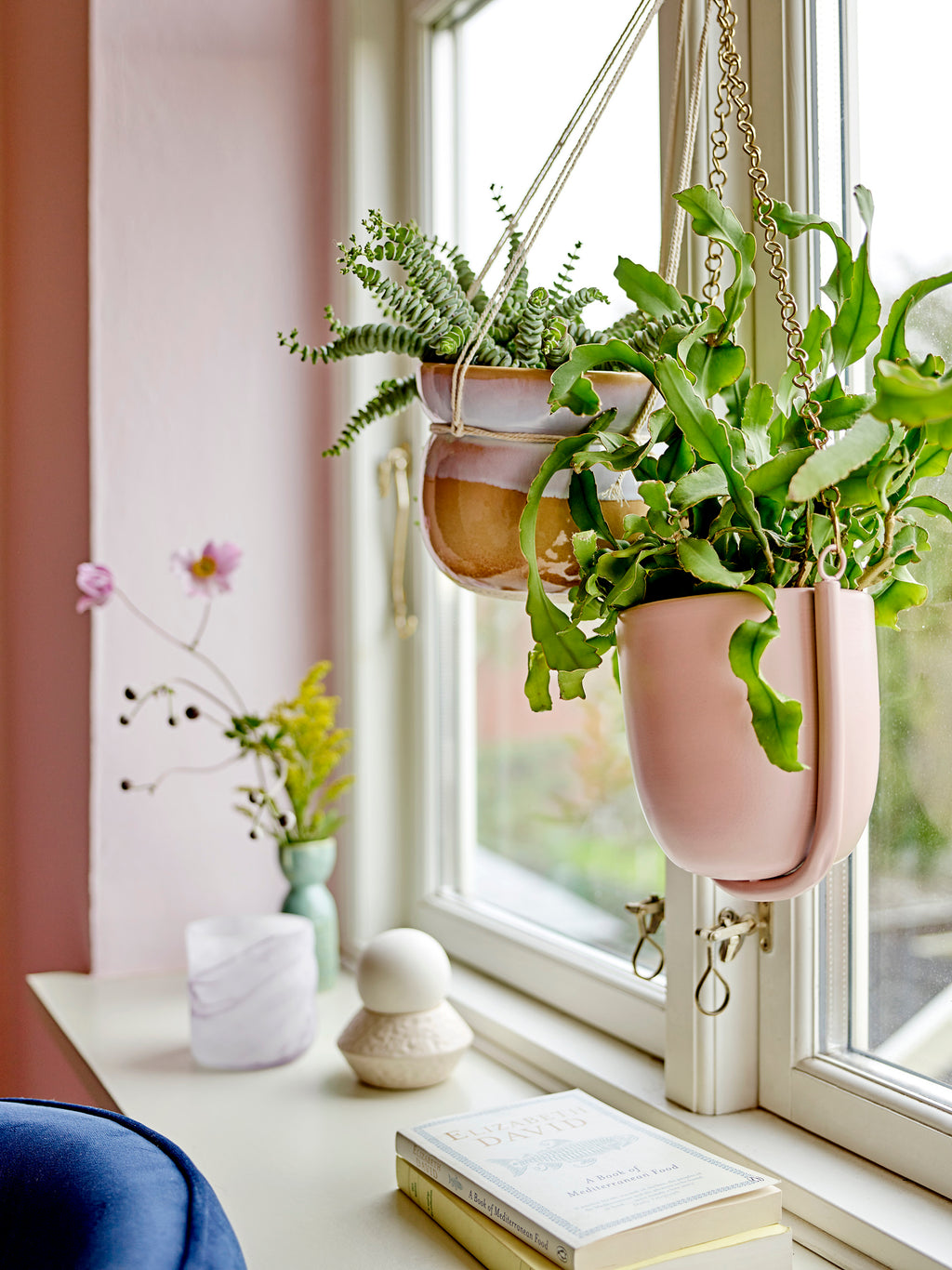 Cache pot suspendu rose