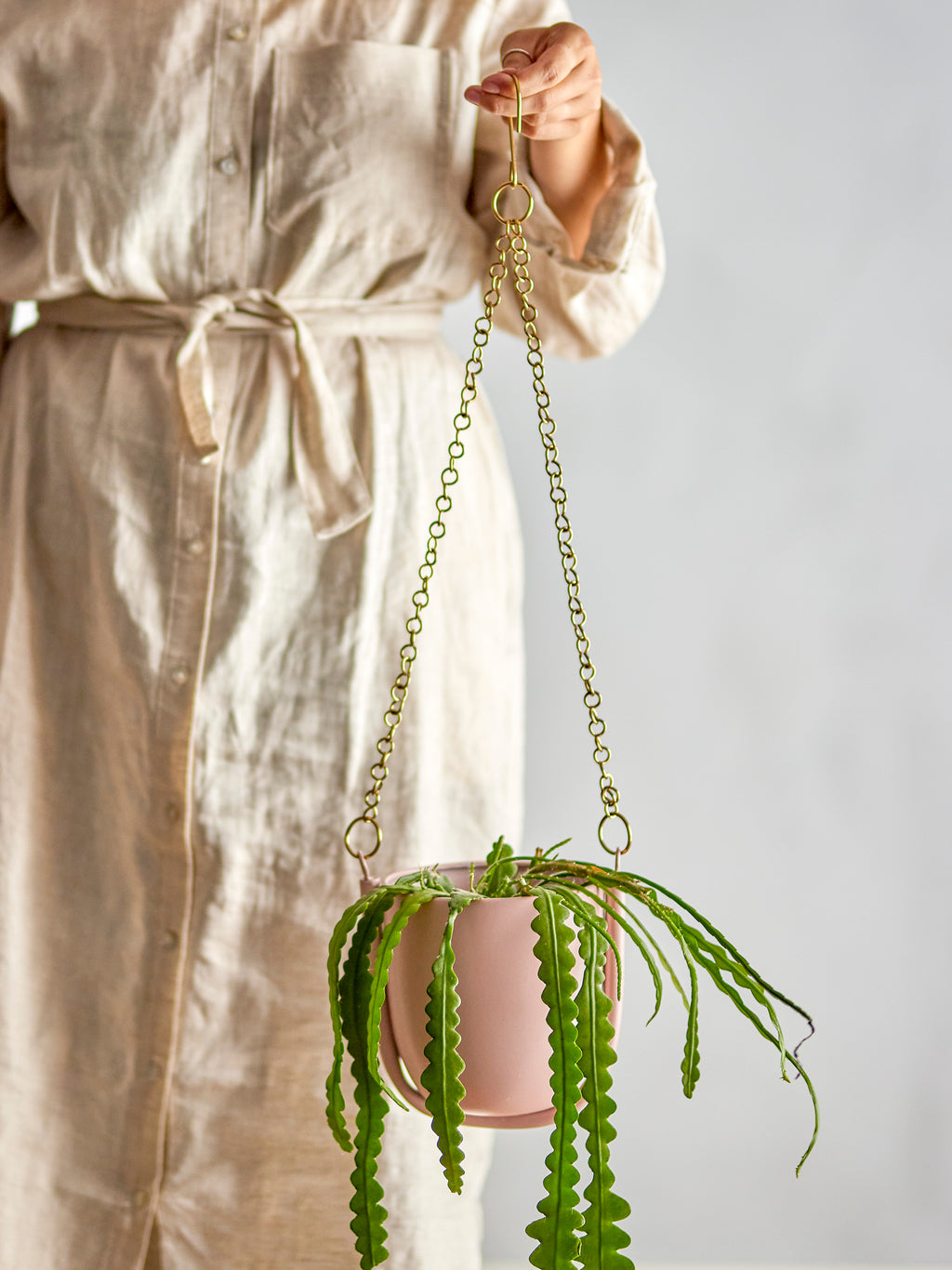 Cache pot suspendu rose