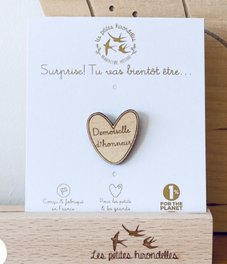 Pin`s en bois "demoiselle d'honneur"