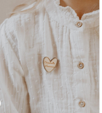 Pin`s en bois "demoiselle d'honneur"