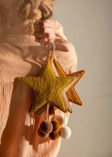 Suspension étoile à pompoms "pistache nude"