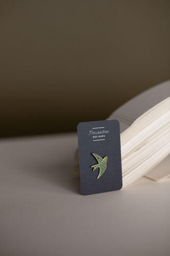 Pin's oiseau doré et vert
